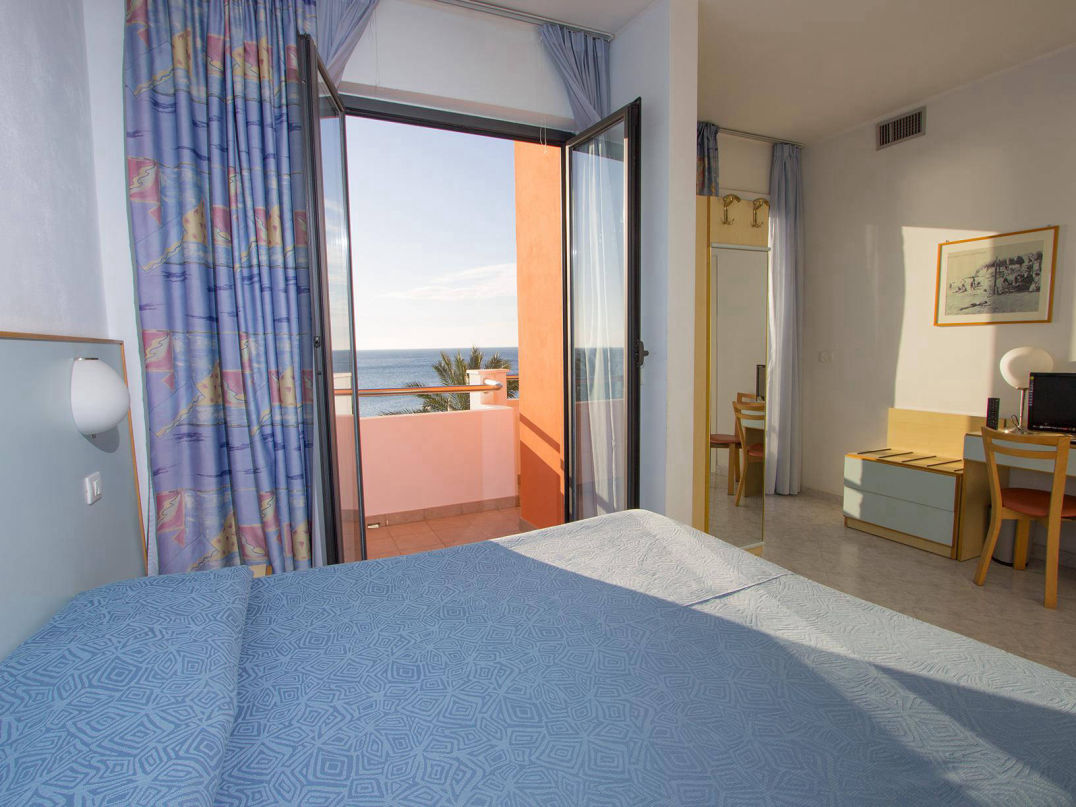 Camera tripla vista mare Pietra Ligure in Liguria sea view meerblick